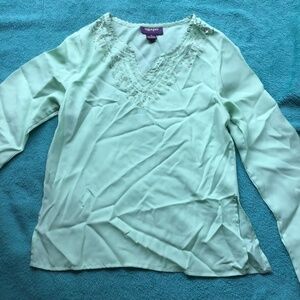 💚3/$25 Agapo size medium mint green blouse with sequins front and sleeve end